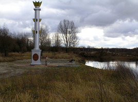 колонна, символизирующая границу водораздела бассейнов Вислы и Днепра