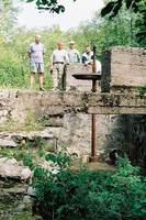 Остатки водяной мельницы у деревни Дивная.