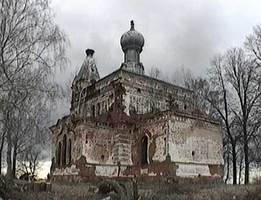 Полуразрушенная церквушка в Мартиново.