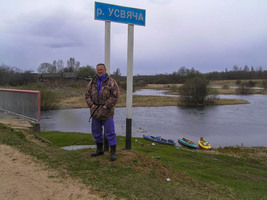 Алексей Козлитин на мосту за деревней Глазуново