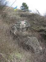 памятник и возвышающийся рядом флагшток с государственным флагом