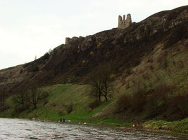 руины замка с башней в виде трезубца